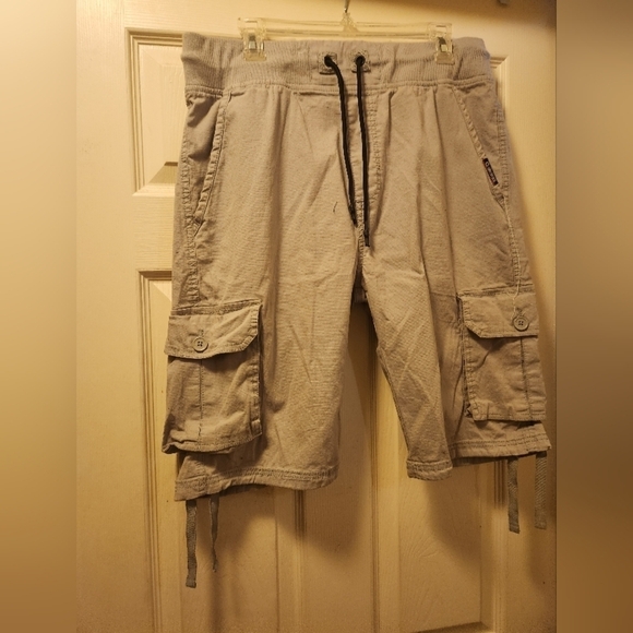 NWOT Akademiks XL Cargo Shorts - Picture 1 of 6